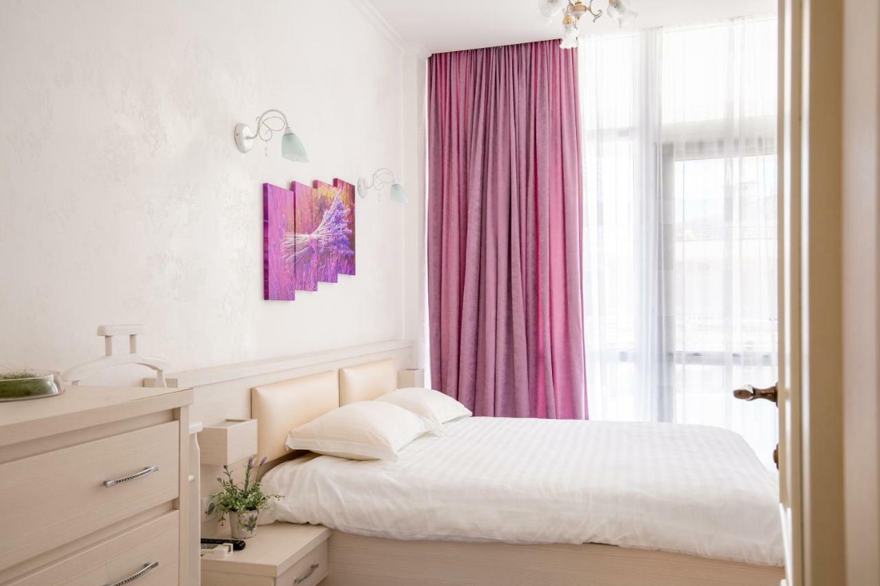First Line Apartment *